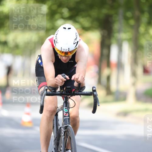 11.08.2024 - GEWOBA Citytriathlon Bremen H.Heesch http://msf.ph/oto/6777780 11.08.2024 11:46:05 Radfahren 755, 775, 806, 845, 853, 954, 962 meine-sportfotos.de