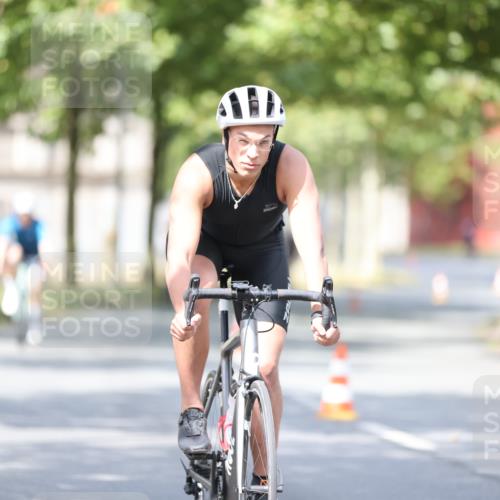 11.08.2024 - GEWOBA Citytriathlon Bremen H.Heesch http://msf.ph/oto/6777806 11.08.2024 11:46:06 Radfahren 755, 775, 806, 845, 853, 954, 962 meine-sportfotos.de
