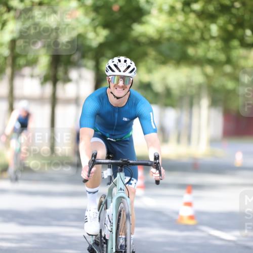 11.08.2024 - GEWOBA Citytriathlon Bremen H.Heesch http://msf.ph/oto/6777871 11.08.2024 11:46:10 Radfahren 755, 775, 806, 845, 853, 954, 962 meine-sportfotos.de