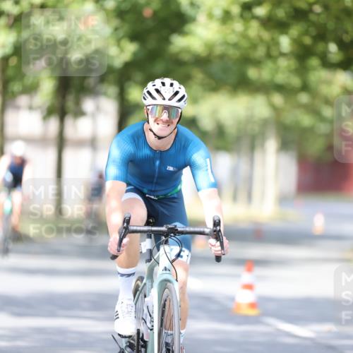 11.08.2024 - GEWOBA Citytriathlon Bremen H.Heesch http://msf.ph/oto/6777873 11.08.2024 11:46:10 Radfahren 755, 775, 806, 845, 853, 954, 962 meine-sportfotos.de