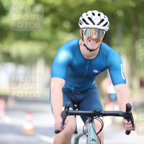 11.08.2024 - GEWOBA Citytriathlon Bremen H.Heesch http://msf.ph/oto/6777908 11.08.2024 11:46:10 Radfahren 755, 775, 806, 845, 853, 954, 962 meine-sportfotos.de