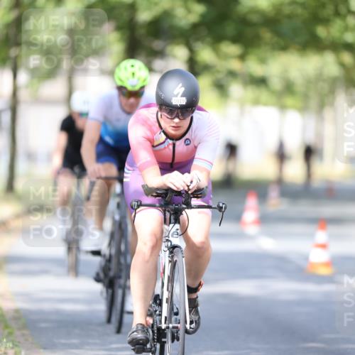 11.08.2024 - GEWOBA Citytriathlon Bremen H.Heesch http://msf.ph/oto/6778977 11.08.2024 11:47:36 Radfahren 752, 832, 860, 899, 907, 911, 933, 944, 958, 997, 1013, 1015, 1019 meine-sportfotos.de