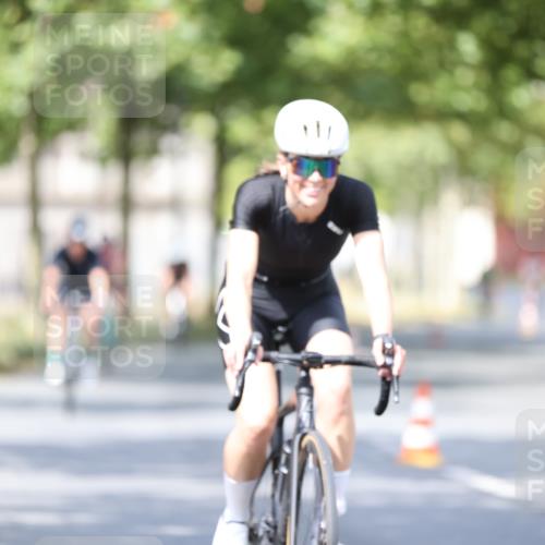 11.08.2024 - GEWOBA Citytriathlon Bremen H.Heesch http://msf.ph/oto/6779028 11.08.2024 11:47:38 Radfahren 752, 832, 860, 899, 907, 911, 933, 944, 958, 997, 1013, 1015, 1019 meine-sportfotos.de
