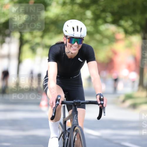 11.08.2024 - GEWOBA Citytriathlon Bremen H.Heesch http://msf.ph/oto/6779050 11.08.2024 11:47:38 Radfahren 752, 832, 860, 899, 907, 911, 933, 944, 958, 997, 1013, 1015, 1019 meine-sportfotos.de