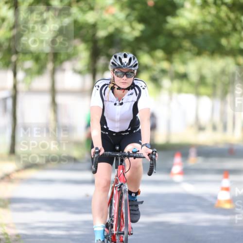 11.08.2024 - GEWOBA Citytriathlon Bremen H.Heesch http://msf.ph/oto/6779281 11.08.2024 11:47:45 Radfahren 832, 899, 907, 911, 924, 933, 944, 958, 997, 1013, 1015, 1019 meine-sportfotos.de
