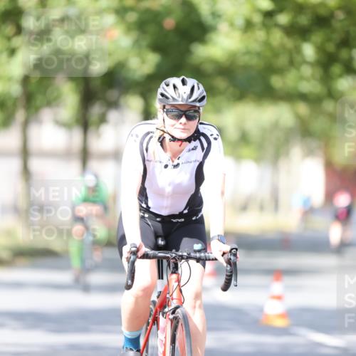 11.08.2024 - GEWOBA Citytriathlon Bremen H.Heesch http://msf.ph/oto/6779299 11.08.2024 11:47:45 Radfahren 832, 899, 907, 911, 924, 933, 944, 958, 997, 1013, 1015, 1019 meine-sportfotos.de