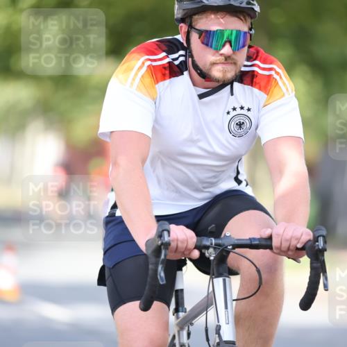 11.08.2024 - GEWOBA Citytriathlon Bremen H.Heesch http://msf.ph/oto/6779486 11.08.2024 11:47:53 Radfahren 832, 906, 907, 911, 918, 924, 928, 933, 1013, 1015 meine-sportfotos.de