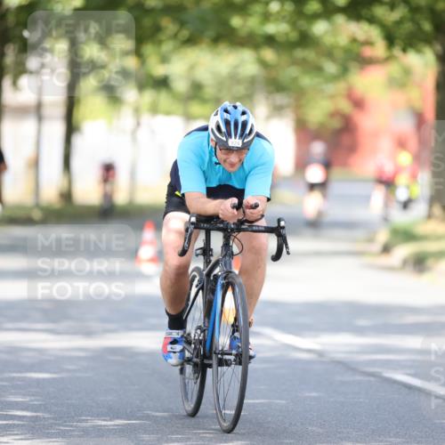 11.08.2024 - GEWOBA Citytriathlon Bremen H.Heesch http://msf.ph/oto/6779498 11.08.2024 11:47:55 Radfahren 832, 906, 907, 911, 918, 924, 928, 933, 1015 meine-sportfotos.de