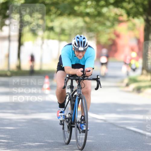 11.08.2024 - GEWOBA Citytriathlon Bremen H.Heesch http://msf.ph/oto/6779503 11.08.2024 11:47:55 Radfahren 832, 906, 907, 911, 918, 924, 928, 933, 1015 meine-sportfotos.de