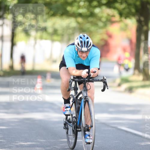 11.08.2024 - GEWOBA Citytriathlon Bremen H.Heesch http://msf.ph/oto/6779510 11.08.2024 11:47:55 Radfahren 832, 906, 907, 911, 918, 924, 928, 933, 1015 meine-sportfotos.de