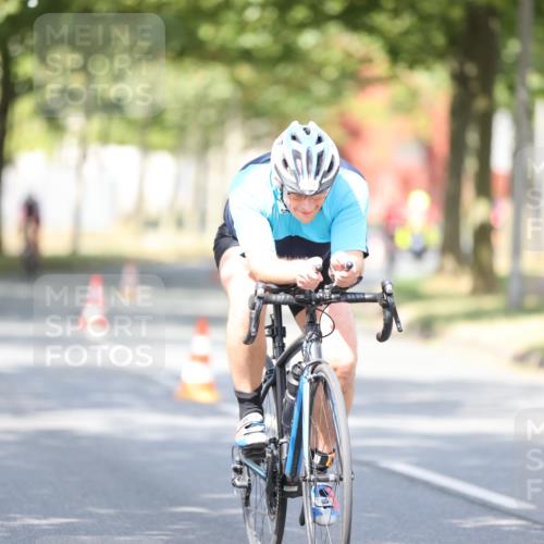 11.08.2024 - GEWOBA Citytriathlon Bremen H.Heesch http://msf.ph/oto/6779518 11.08.2024 11:47:55 Radfahren 832, 906, 907, 911, 918, 924, 928, 933, 1015 meine-sportfotos.de