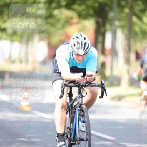 11.08.2024 - GEWOBA Citytriathlon Bremen H.Heesch http://msf.ph/oto/6779530 11.08.2024 11:47:55 Radfahren 832, 906, 907, 911, 918, 924, 928, 933, 1015 meine-sportfotos.de
