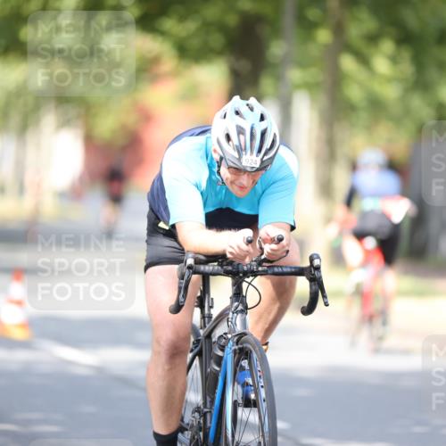 11.08.2024 - GEWOBA Citytriathlon Bremen H.Heesch http://msf.ph/oto/6779539 11.08.2024 11:47:55 Radfahren 832, 906, 907, 911, 918, 924, 928, 933, 1015 meine-sportfotos.de