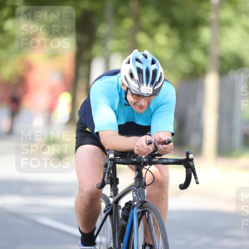 11.08.2024 - GEWOBA Citytriathlon Bremen H.Heesch http://msf.ph/oto/6779550 11.08.2024 11:47:55 Radfahren 832, 906, 907, 911, 918, 924, 928, 933, 1015 meine-sportfotos.de