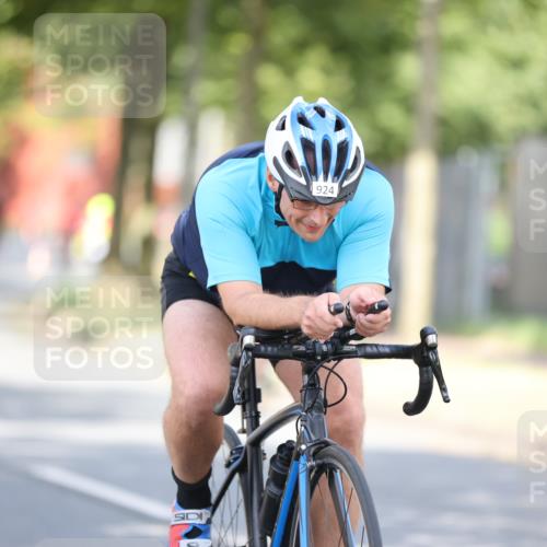 11.08.2024 - GEWOBA Citytriathlon Bremen H.Heesch http://msf.ph/oto/6779553 11.08.2024 11:47:55 Radfahren 832, 906, 907, 911, 918, 924, 928, 933, 1015 meine-sportfotos.de