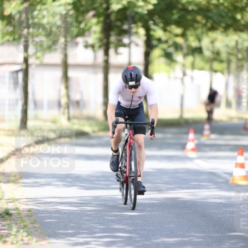 11.08.2024 - GEWOBA Citytriathlon Bremen H.Heesch http://msf.ph/oto/6779877 11.08.2024 11:48:09 Radfahren 760, 809, 851, 886, 906, 918, 928 meine-sportfotos.de