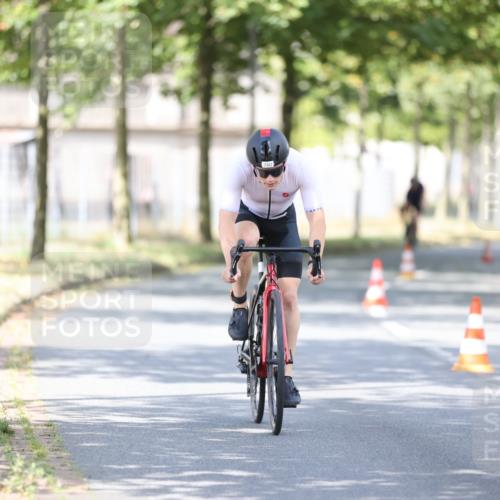 11.08.2024 - GEWOBA Citytriathlon Bremen H.Heesch http://msf.ph/oto/6779886 11.08.2024 11:48:09 Radfahren 760, 809, 851, 886, 906, 918, 928 meine-sportfotos.de