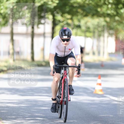 11.08.2024 - GEWOBA Citytriathlon Bremen H.Heesch http://msf.ph/oto/6779898 11.08.2024 11:48:09 Radfahren 760, 809, 851, 886, 906, 918, 928 meine-sportfotos.de