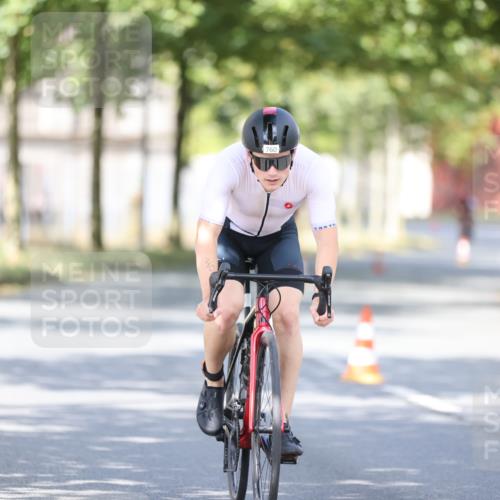 11.08.2024 - GEWOBA Citytriathlon Bremen H.Heesch http://msf.ph/oto/6779912 11.08.2024 11:48:09 Radfahren 760, 809, 851, 886, 906, 918, 928 meine-sportfotos.de