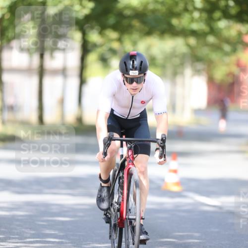 11.08.2024 - GEWOBA Citytriathlon Bremen H.Heesch http://msf.ph/oto/6779917 11.08.2024 11:48:09 Radfahren 760, 809, 851, 886, 906, 918, 928 meine-sportfotos.de