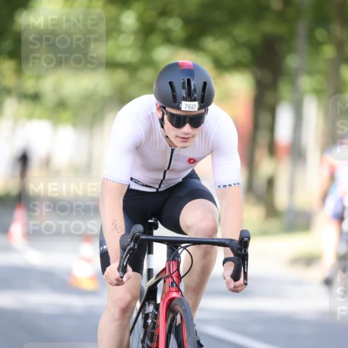 11.08.2024 - GEWOBA Citytriathlon Bremen H.Heesch http://msf.ph/oto/6779954 11.08.2024 11:48:10 Radfahren 760, 809, 851, 886, 906, 918, 928 meine-sportfotos.de