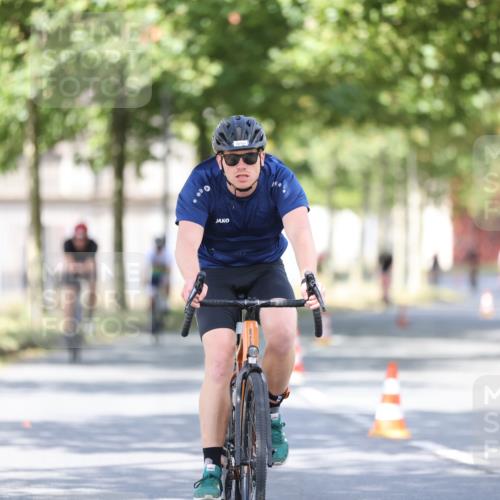 11.08.2024 - GEWOBA Citytriathlon Bremen H.Heesch http://msf.ph/oto/6780002 11.08.2024 11:48:17 Radfahren 760, 809, 847, 851, 886, 928, 1025 meine-sportfotos.de