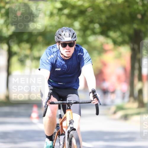 11.08.2024 - GEWOBA Citytriathlon Bremen H.Heesch http://msf.ph/oto/6780045 11.08.2024 11:48:18 Radfahren 760, 809, 847, 851, 886, 1025 meine-sportfotos.de