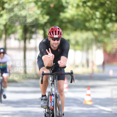 11.08.2024 - GEWOBA Citytriathlon Bremen H.Heesch http://msf.ph/oto/6780101 11.08.2024 11:48:21 Radfahren 760, 809, 847, 851, 886, 939, 1025 meine-sportfotos.de