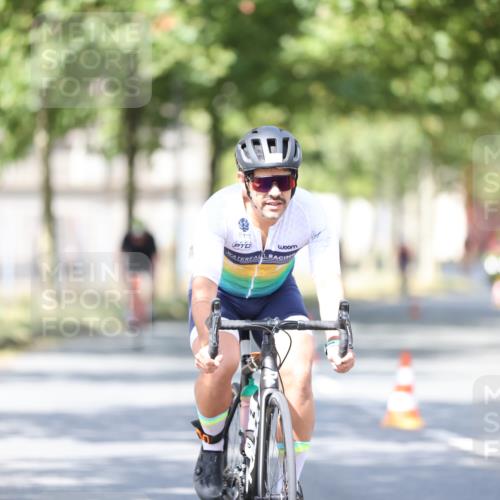 11.08.2024 - GEWOBA Citytriathlon Bremen H.Heesch http://msf.ph/oto/6780178 11.08.2024 11:48:23 Radfahren 809, 847, 851, 886, 939, 1025 meine-sportfotos.de