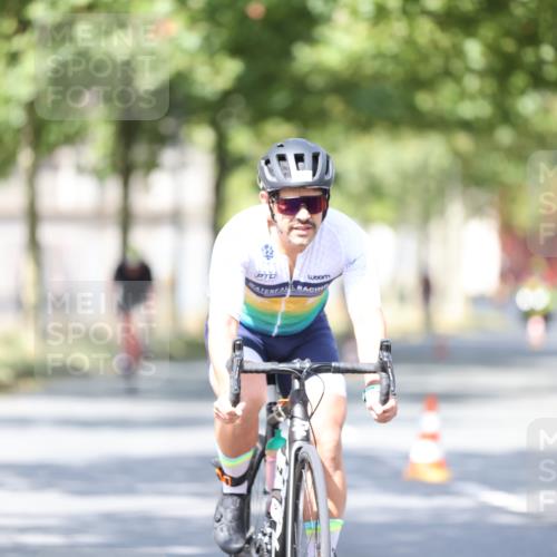 11.08.2024 - GEWOBA Citytriathlon Bremen H.Heesch http://msf.ph/oto/6780181 11.08.2024 11:48:23 Radfahren 809, 847, 851, 886, 939, 1025 meine-sportfotos.de