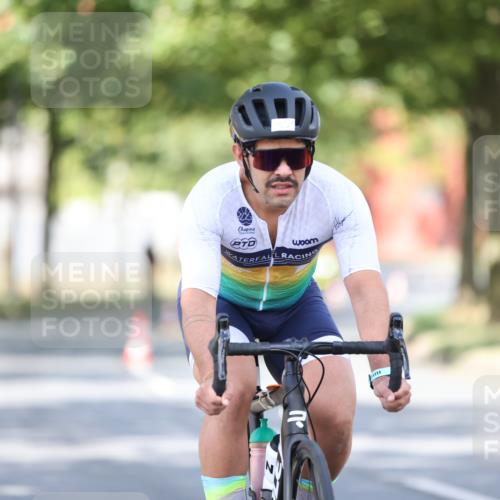 11.08.2024 - GEWOBA Citytriathlon Bremen H.Heesch http://msf.ph/oto/6780211 11.08.2024 11:48:23 Radfahren 809, 847, 851, 886, 939, 1025 meine-sportfotos.de