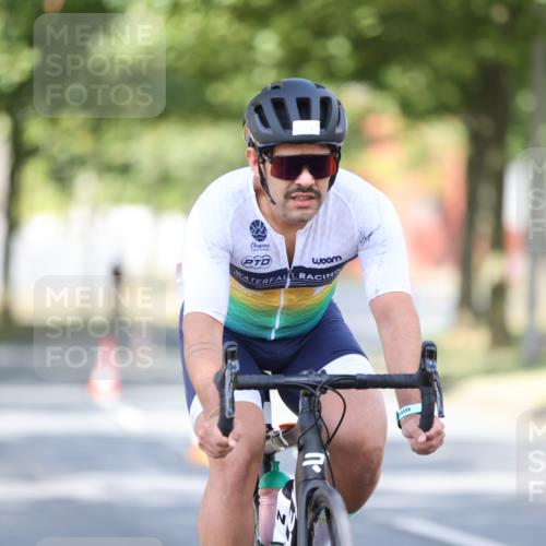 11.08.2024 - GEWOBA Citytriathlon Bremen H.Heesch http://msf.ph/oto/6780215 11.08.2024 11:48:23 Radfahren 809, 847, 851, 886, 939, 1025 meine-sportfotos.de