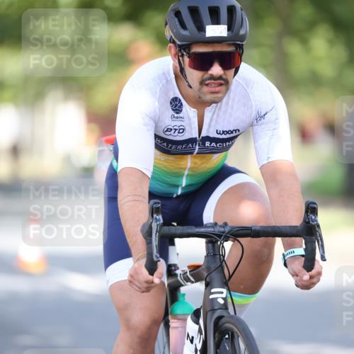 11.08.2024 - GEWOBA Citytriathlon Bremen H.Heesch http://msf.ph/oto/6780229 11.08.2024 11:48:23 Radfahren 809, 847, 851, 886, 939, 1025 meine-sportfotos.de