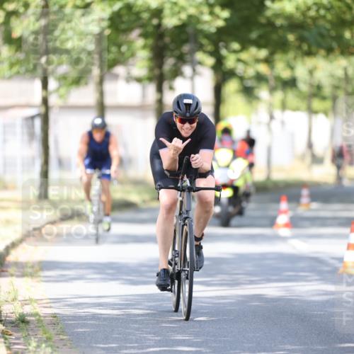 11.08.2024 - GEWOBA Citytriathlon Bremen H.Heesch http://msf.ph/oto/6780370 11.08.2024 11:48:30 Radfahren 787, 847, 851, 870, 886, 939, 1025 meine-sportfotos.de