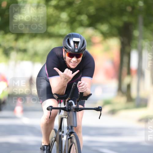 11.08.2024 - GEWOBA Citytriathlon Bremen H.Heesch http://msf.ph/oto/6780457 11.08.2024 11:48:31 Radfahren 787, 847, 851, 870, 886, 939, 1025 meine-sportfotos.de