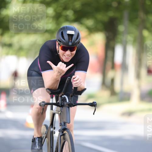 11.08.2024 - GEWOBA Citytriathlon Bremen H.Heesch http://msf.ph/oto/6780461 11.08.2024 11:48:31 Radfahren 787, 847, 851, 870, 886, 939, 1025 meine-sportfotos.de