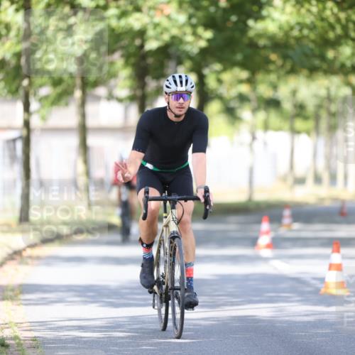 11.08.2024 - GEWOBA Citytriathlon Bremen H.Heesch http://msf.ph/oto/6780573 11.08.2024 11:48:35 Radfahren 787, 829, 847, 870, 920, 939, 1025 meine-sportfotos.de