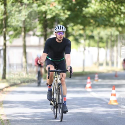 11.08.2024 - GEWOBA Citytriathlon Bremen H.Heesch http://msf.ph/oto/6780578 11.08.2024 11:48:35 Radfahren 787, 829, 847, 870, 920, 939, 1025 meine-sportfotos.de