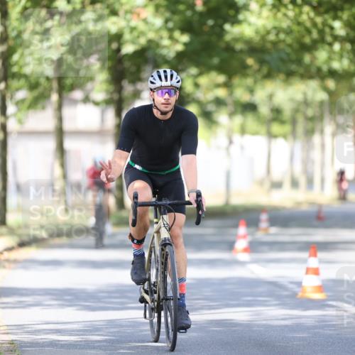 11.08.2024 - GEWOBA Citytriathlon Bremen H.Heesch http://msf.ph/oto/6780582 11.08.2024 11:48:35 Radfahren 787, 829, 847, 870, 920, 939, 1025 meine-sportfotos.de