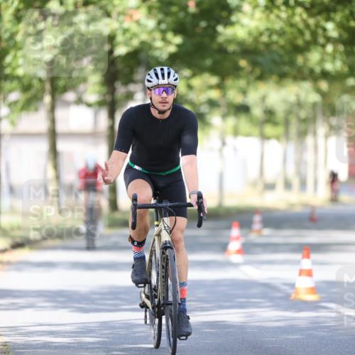 11.08.2024 - GEWOBA Citytriathlon Bremen H.Heesch http://msf.ph/oto/6780586 11.08.2024 11:48:35 Radfahren 787, 829, 847, 870, 920, 939, 1025 meine-sportfotos.de