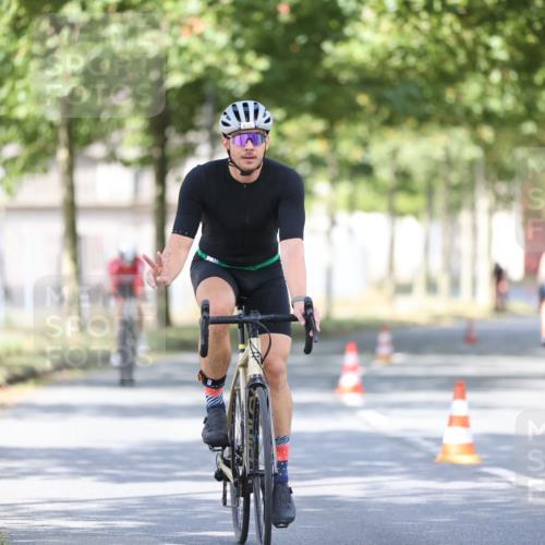 11.08.2024 - GEWOBA Citytriathlon Bremen H.Heesch http://msf.ph/oto/6780591 11.08.2024 11:48:35 Radfahren 787, 829, 847, 870, 920, 939, 1025 meine-sportfotos.de