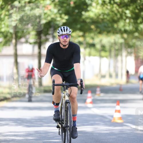 11.08.2024 - GEWOBA Citytriathlon Bremen H.Heesch http://msf.ph/oto/6780596 11.08.2024 11:48:35 Radfahren 787, 829, 847, 870, 920, 939, 1025 meine-sportfotos.de