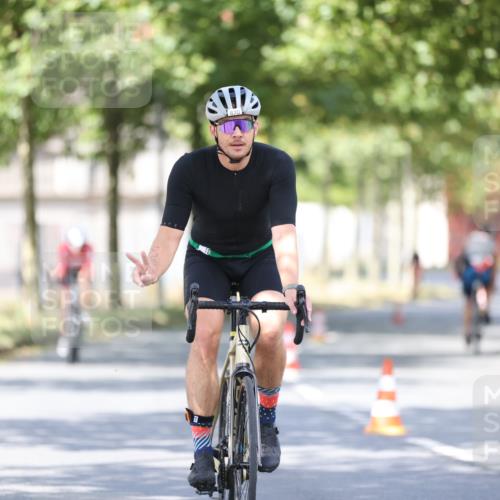 11.08.2024 - GEWOBA Citytriathlon Bremen H.Heesch http://msf.ph/oto/6780609 11.08.2024 11:48:36 Radfahren 787, 829, 847, 870, 920, 939, 1025 meine-sportfotos.de