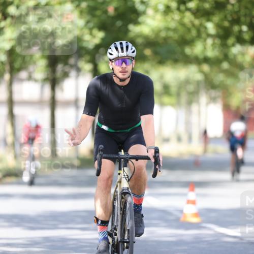 11.08.2024 - GEWOBA Citytriathlon Bremen H.Heesch http://msf.ph/oto/6780614 11.08.2024 11:48:36 Radfahren 787, 829, 847, 870, 920, 939, 1025 meine-sportfotos.de