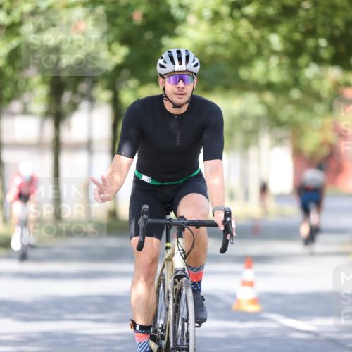 11.08.2024 - GEWOBA Citytriathlon Bremen H.Heesch http://msf.ph/oto/6780627 11.08.2024 11:48:36 Radfahren 787, 829, 847, 870, 920, 939, 1025 meine-sportfotos.de