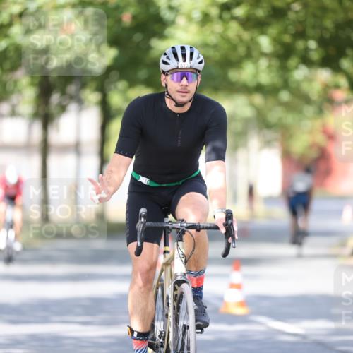 11.08.2024 - GEWOBA Citytriathlon Bremen H.Heesch http://msf.ph/oto/6780633 11.08.2024 11:48:36 Radfahren 787, 829, 847, 870, 920, 939, 1025 meine-sportfotos.de