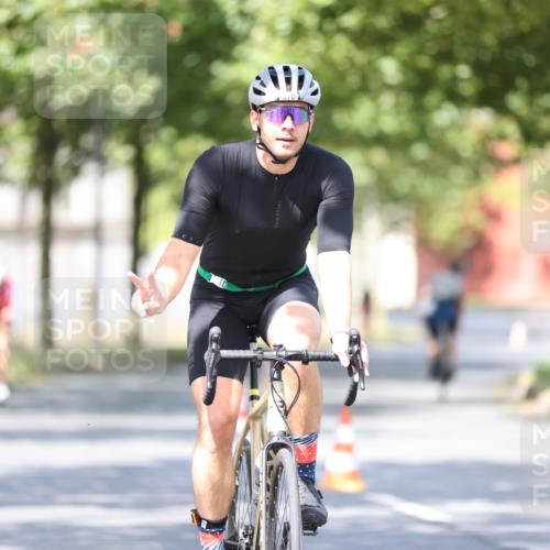 11.08.2024 - GEWOBA Citytriathlon Bremen H.Heesch http://msf.ph/oto/6780638 11.08.2024 11:48:36 Radfahren 787, 829, 847, 870, 920, 939, 1025 meine-sportfotos.de