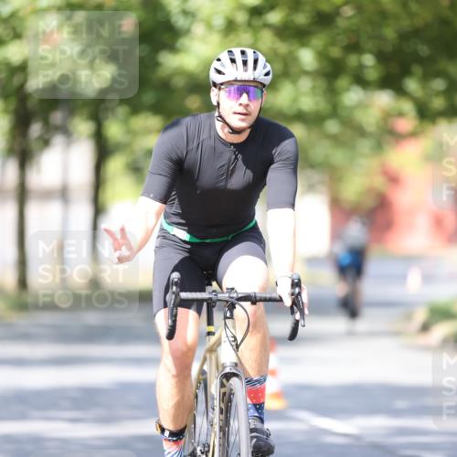 11.08.2024 - GEWOBA Citytriathlon Bremen H.Heesch http://msf.ph/oto/6780642 11.08.2024 11:48:36 Radfahren 787, 829, 847, 870, 920, 939, 1025 meine-sportfotos.de