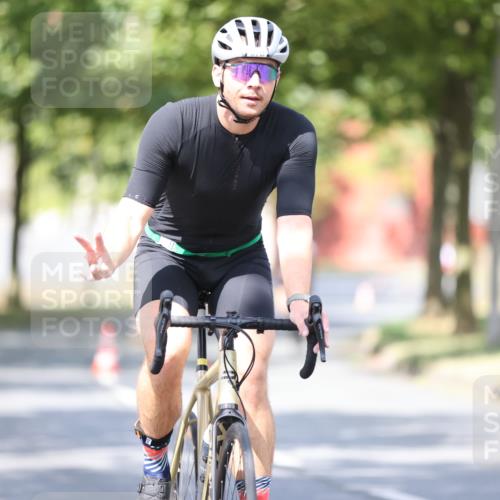 11.08.2024 - GEWOBA Citytriathlon Bremen H.Heesch http://msf.ph/oto/6780657 11.08.2024 11:48:36 Radfahren 787, 829, 847, 870, 920, 939, 1025 meine-sportfotos.de