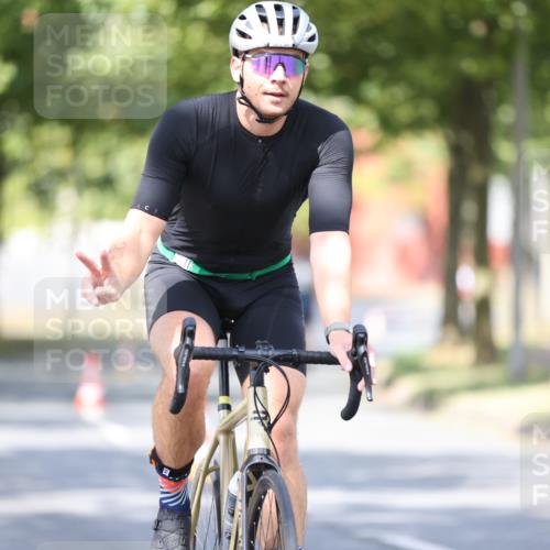 11.08.2024 - GEWOBA Citytriathlon Bremen H.Heesch http://msf.ph/oto/6780660 11.08.2024 11:48:36 Radfahren 787, 829, 847, 870, 920, 939, 1025 meine-sportfotos.de